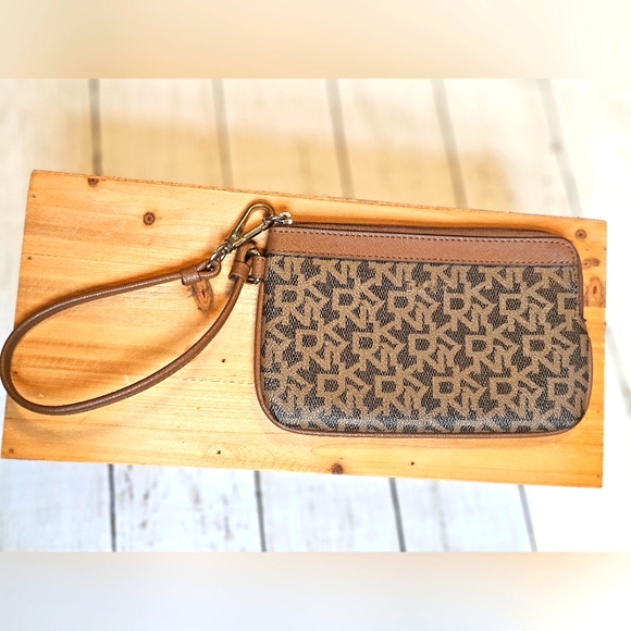 DKNY Brown/Tan Logo Wristlet Wallet Handbag Zip up Leather Purse - Picture 6 of 12